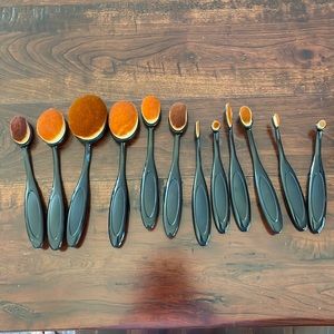 Set of 12 ink blending brushes.